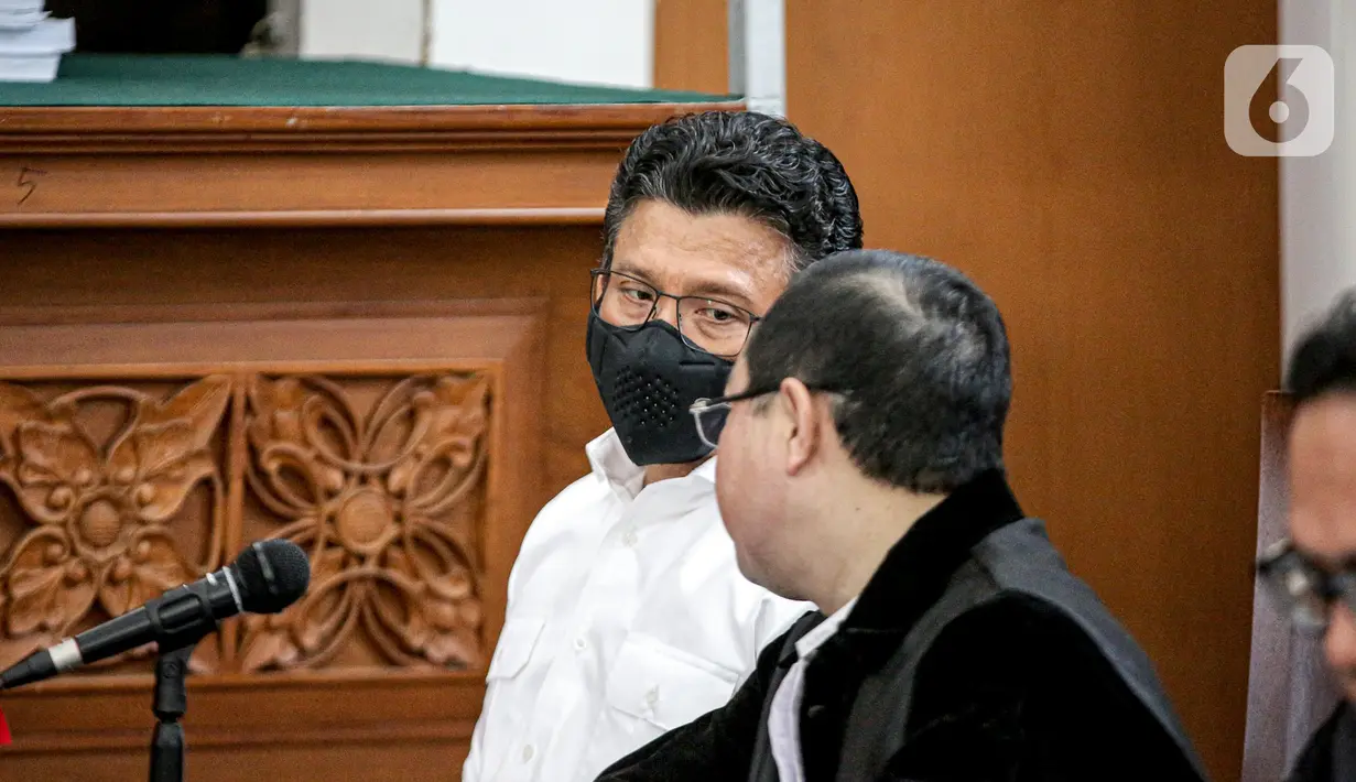 Terdakwa kasus pembunuhan Brigadir Yosua Hutabarat atau Brigadir J, Ferdy Sambo berdiskusi dengan kuasa hukumnya saat mengikuti sidang lanjutan di PN Jakarta Selatan, Jakarta, Selasa (22/11/2022). Sebanyak 9 orang saksi dihadirkan dalam sidang pemeriksaan saksi terdakwa Ferdy Sambo dan Putri Candrawathi. (Liputan6.com/Faizal Fanani)