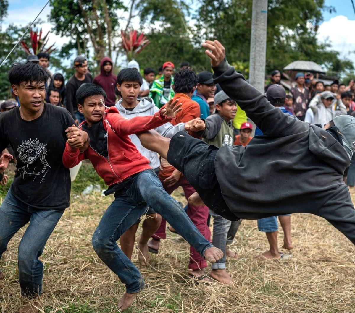 Meski terlihat seperti duel maut, ritual ini dilaksanakan dengan penuh kesenangan dan semangat kebersamaan.Para peserta melompat dan mengayunkan kaki setinggi mungkin untuk menjatuhkan lawan. Para peserta dilarang menggunakan tangan, memukul, atau menampa