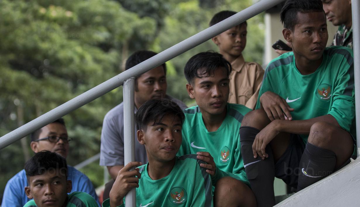 Para pemain Timnas Indonesia U-16, tampak serius saat nobar Timnas U-19 melawan Brunei Stadion Atang Sutresna, Jakarta Timur, Selasa (12/9/2017). Nobar dilakukan sebelum acara pelepasan Timnas U-16. (Bola.com/Vitalis Yogi Trisna)
