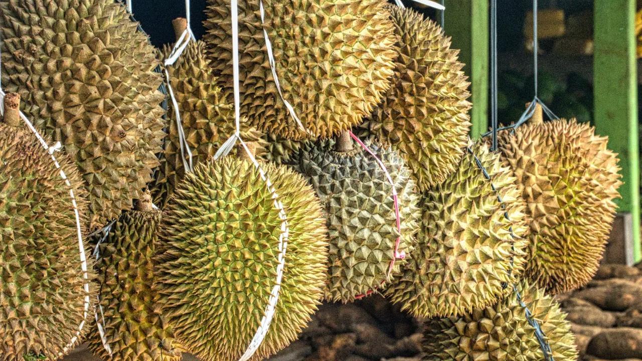 Selain kelima makanan di atas, cemilan seperti Beng-beng dan SilverQueen juga dijual dengan harga tinggi di luar negeri. Satu bungkus Beng-beng dijual dengan harga Rp117.000, sementara SilverQueen dijual seharga Rp359.000