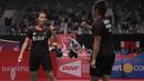 Gischa Islami (kiri) dan Yantoni Saputra menang 21-15 10-21 21-14 atas pasangan Debby Susanto/Ricky Karanda pada ajang Daihatsu Indonesia Master 2018 di Istora Senayan, Kamis (25/1/2018) (Bola.com/Nick Hanoatubun)