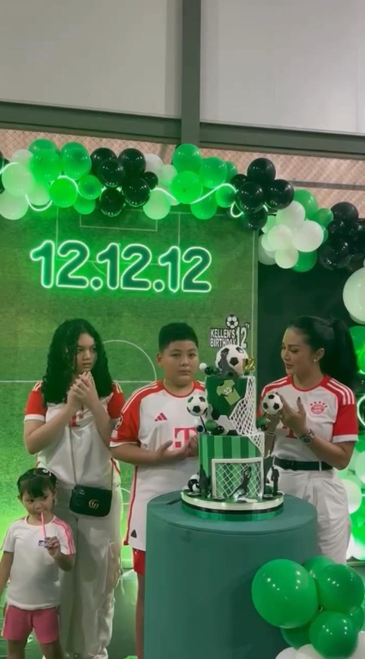 7 Potret Ultah Kellen Lemos Anak Kris Dayanti, Bertajuk Soccer Party - Tanding Bola di Tengah Hujan