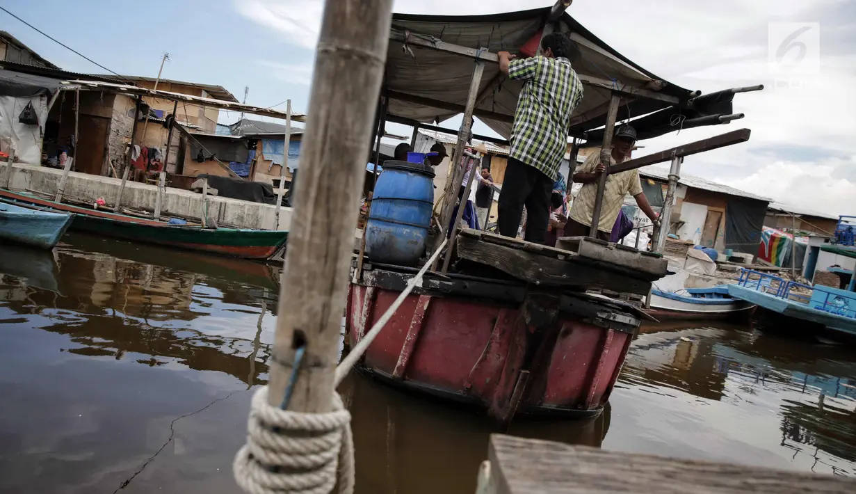 Warga menggunakan transportasi perahu eretan di kawasan kampung Akuarium, Jakarta, Minggu (12/11). Warga menggunakan perahu eretan ini untuk menyebrang dari wilayah Luar Batang menuju kampung Akuarium atau sebaliknya. (Liputan6.com/Faizal Fanani)
