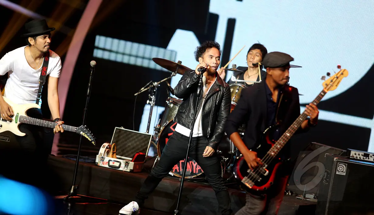 Aksi grup band Slank di atas panggung penganugerahan Liputan 6 Awards 2015 yang digelar di Studio Emtek, Jakarta, Rabu (20/5/2015). (Liputan6.com/Faisal R Syam)