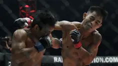 Petarung Indonesia, Stefer Rahardian, memukul petarung Filipina, Robin Catalan, saat bertarung pada laga ONE Championship di Istora Senayan, Jakarta, Sabtu (19/1). Stefer Rahardian kalah dari Robin Catalan. (Bola.com/M. Iqbal Ichsan)