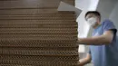 Tumpukan karton ditempatkan di pabrik LifeArt untuk membuat peti mati kertas di Hong Kong pada Jumat, 18 Maret 2022. Hong Kong kekurangan peti mati selama wabah paling mematikan dari pandemi virus corona covid-19, yang telah menelan sekitar 6.000 nyawa sepanjang tahun ini. (AP Photo/Kin Cheung)