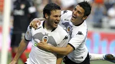 Selebrasi striker Valencia, Juan Mata (kiri) bersama David Villa seusai mencetak gol pertama ke gawang Sevilla di pekan pertama La Liga yang berlangsung di Mestalla Stadium, 30 Agustus 2009. AFP PHOTO/JOSE JORDAN 