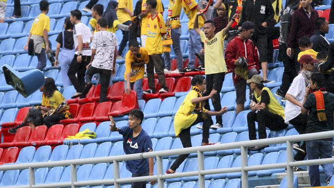 Ulah oknum penonton pada laga Sriwijaya FC vs Arema, Sabtu (21/7/2018), meninggalkan kerusakan di tribune Stadion Gelora Sriwijaya Jakabaring, Palembang. (Bola.com/Riskha Prasetya)