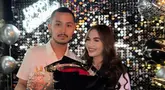 Tujuh tahun pacaran, diketahui Elina Joerg dan Gusti Ega mulai berpacaran pada tahun 2017. Selama pacaran, pasangan ini jauh dari gosip miring. Bukan dari kalangan artis, sosok kekasih bintang web series Little Mom ini dikulik publik. Pada perayaan ulang tahun ini, Gusti Ega dan Elina Joerg selaras dengan busan hitam putih. Kue ultah dan buket bunga juga dipilih Elina nuansa monokrom. (Liputan6.com/IG/@elinaaaaajoerg)