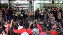Suasana konser aliran musik punk di kantor KPK berlangsung seru, Jakarta, Jum'at (20/2/2015). Konser yang mereka lakukan sebagai bentuk dukungan kepada KPK (Liputan6.com/Andrian M Tunay)