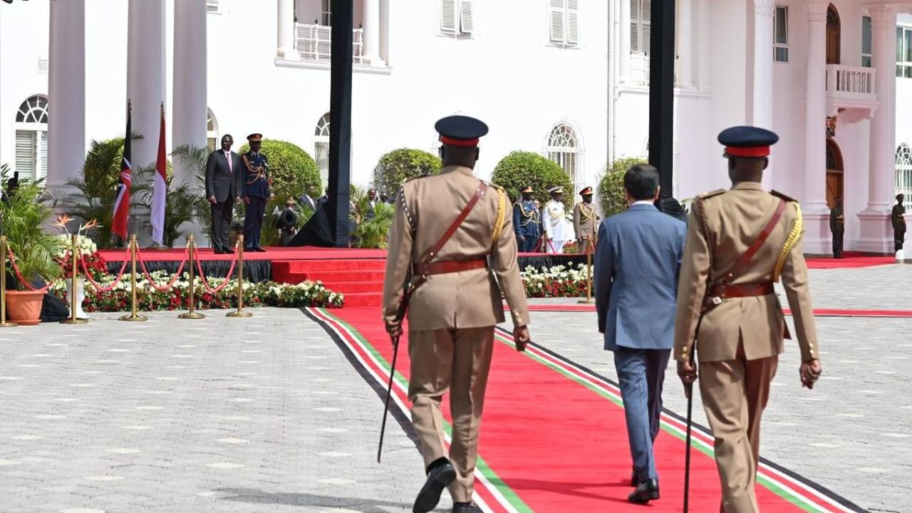Momen Jokowi Kebablasan saat Upacara Penyambutan Tamu Negara di Kenya