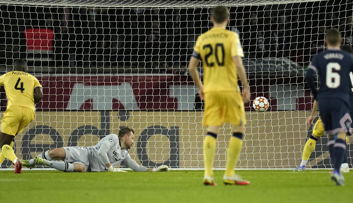 Kylian Mbappe langsung membawa PSG unggul 1-0 di menit ke-2. Sambaran bola rebound hasil tembakannya yang sempat ditepis kiper Club Brugge, Simon Mignolet bersarang di tiang jauh. (AP/Christophe Ena)