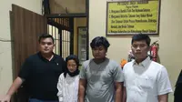 Ardi Kurniawan (baju abu-abu) dan Novita Dwi Ramadanti (hijab hitam), pasutri yang membunuh Wawan Setiawan dan jasadnya dibuang ke aliran Sungai Binong, Pesawaran.  Foto : (Istimewa).