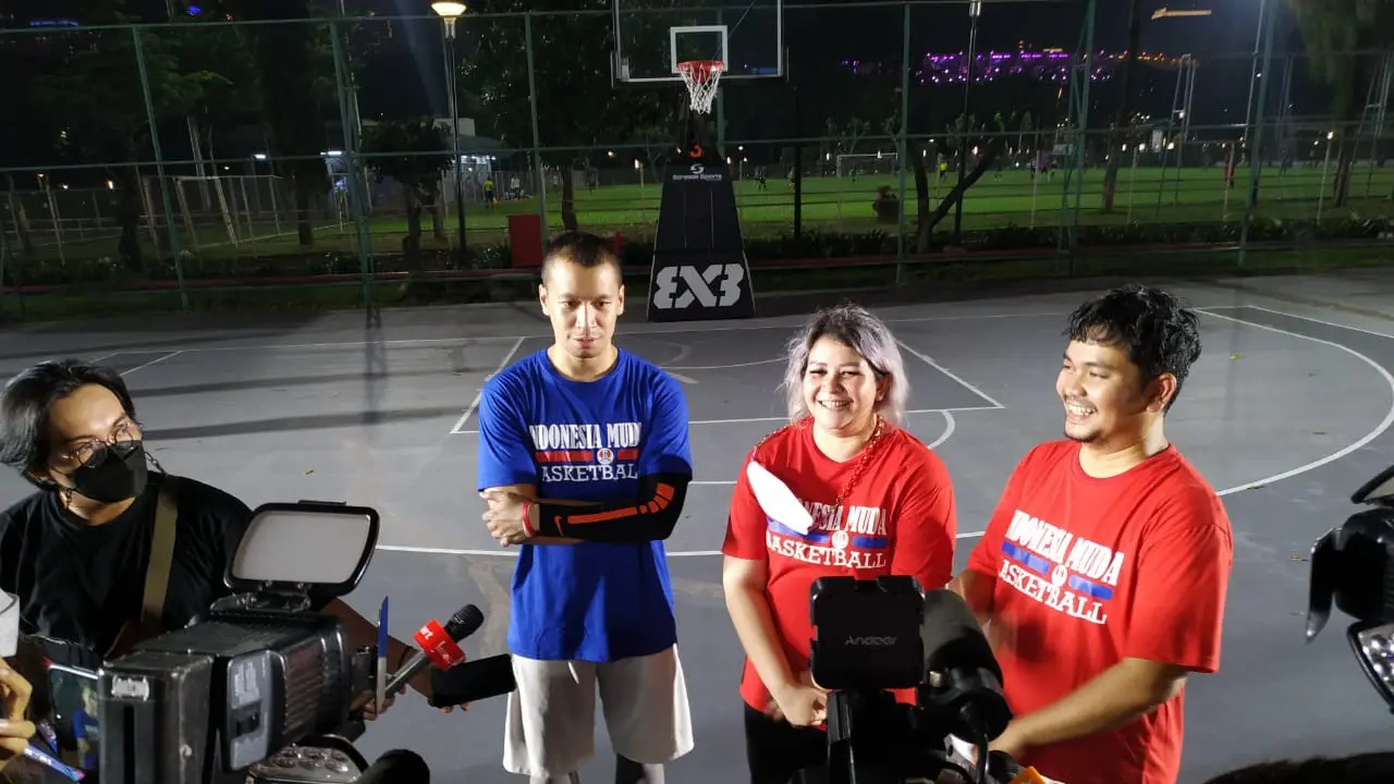 Indra Bekti dan Samuel Rizal ngabuburit bersama tim basket Indonesia Muda dan anak-anak yatim