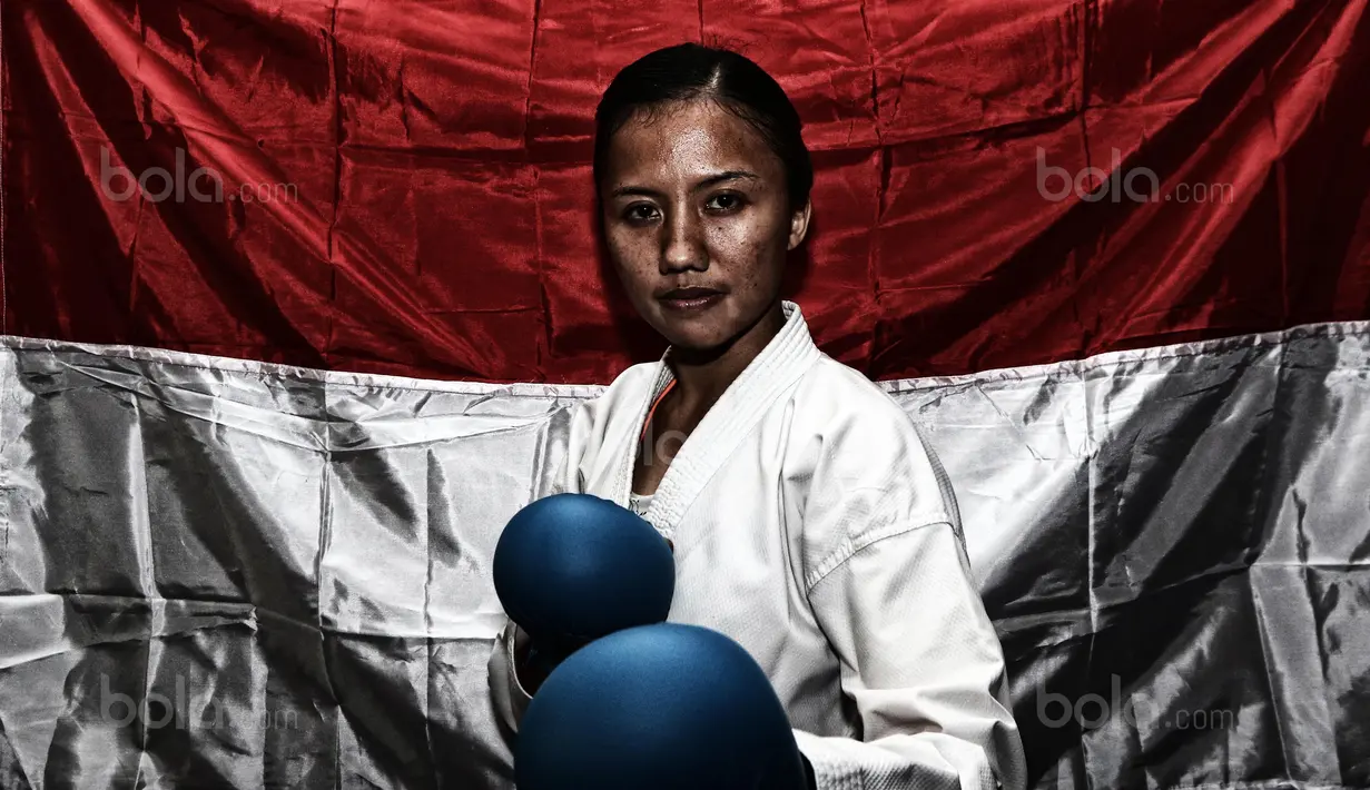 Karateka Putri Indonesia, Srunita Sari Sukatendel saat berlatih di The Belezza, Permata Hijau, Jakarta, Senin (07/8/2017).  Sari siap mengibarkan Merah-Putih pada SEA Games 2017 (Bola.com/Nicklas Hanoatubun)
