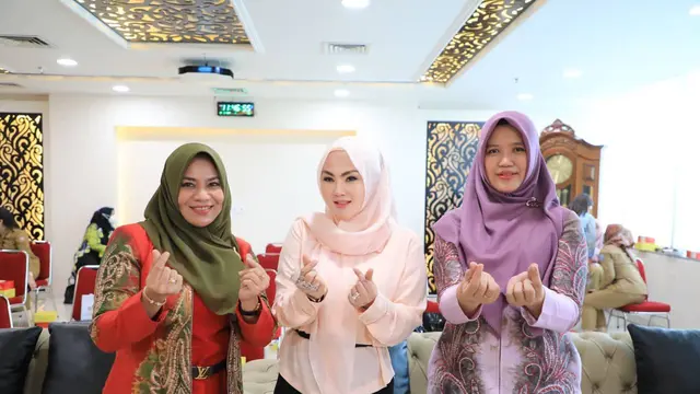 Ade Fitrie Kirana menjadi pembicara pada acara silaturahmi Dharma Wanita Persatuan Ditjen Bina Administrasi Kewilayahan Kementerian Dalam Negeri