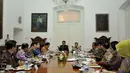Suasana rapat antara Presiden Joko Widodo didampingi Wakil Presiden Jusuf Kalla bersama pimpinan Badan Umum Milik Negara (BUMN) di Istana Bogor, Jawa Barat, Senin (16/2/2015). (Liputan6.com/Faizal Fanani)