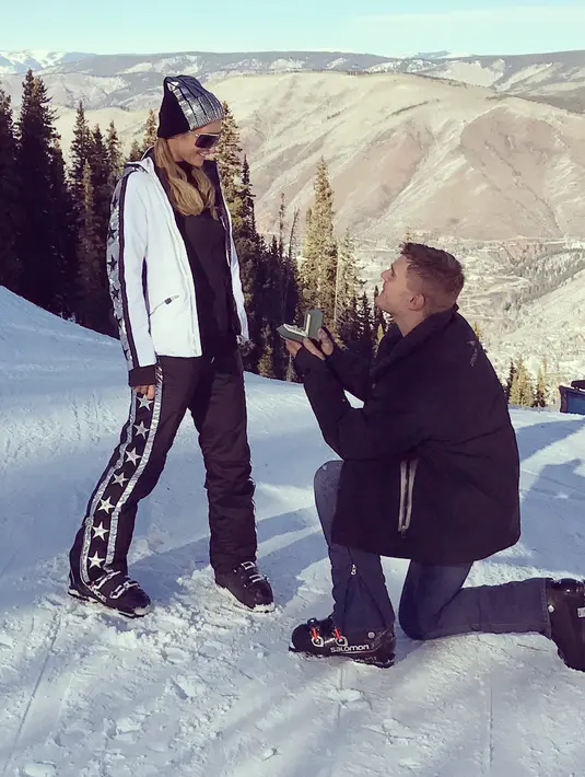 Artis yang juga sosialita itu memandangi cincin yang diberikan oleh Chris. Ungkapan kebahagiaan ditulis sebagai keterangan foto yang dibagikan di akun Instagram. (Instagram/parishilton)