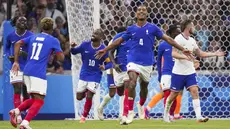 Timnas Prancis mengawali Olimpiade Paris 2024 dengan kemenangan gemilang tiga gol tanpa batas atas Amerika Serikat di Stade Vélodrome, Kamis (25/7/2024). (AP Photo/Daniel Cole)