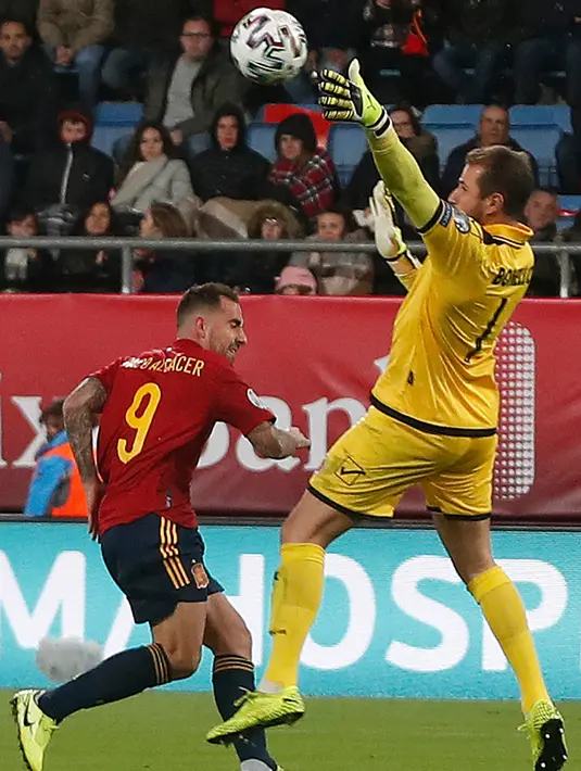 Pemain Spanyol Paco Alcacer (kiri) berebut bola dengan kiper Malta Henry Bonello pada babak kualifikasi Grup F Piala Eropa 2020 di Stadion Ramon de Carranza, Cadiz, Spanyol, Jumat (15/11/2019). Spanyol menang 7-0. (AP Photo/Miguel Morenatti)