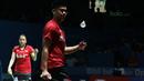 Praveen Jordan bersiap melakukan service saat melawan pasangan Hongkong, Lee Chun/Chau Hoi pada babak pertama Indonesia Open 2018 di Istora Senayan, Jakarta, (3/6/2018). Praveen/Oktavianti kalah 17-21, 21-14, 21-17. (Bola.com/Nick Hanoatubun)