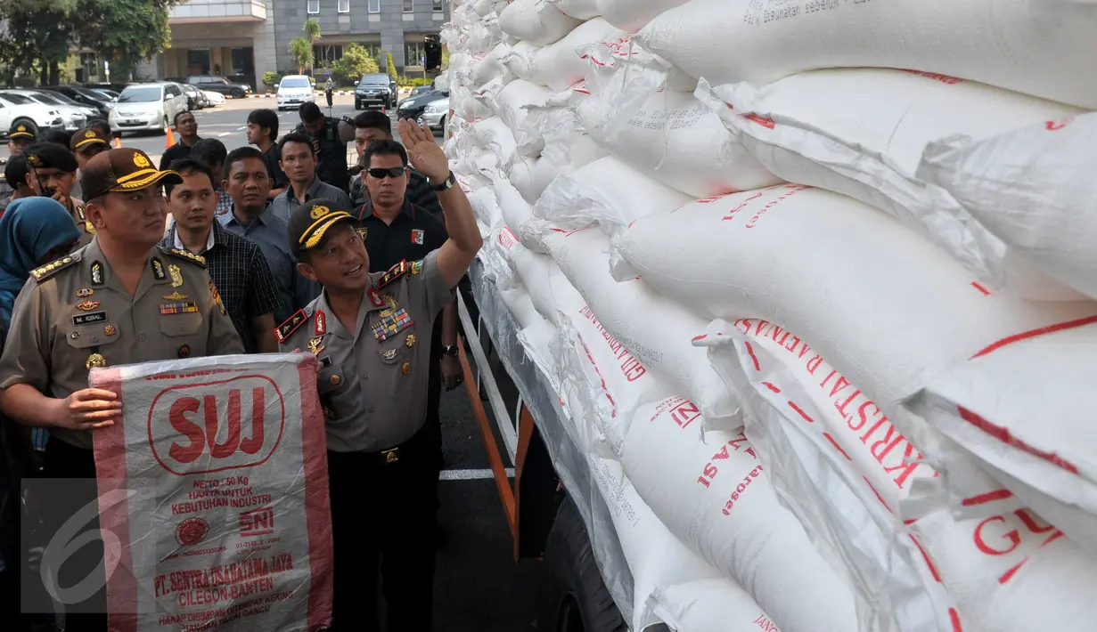 Rencananya gula sebanyak 60 ton ini akan dikirim ke Ciawi tetapi oleh oknum supir diselewengkan, Jakarta, Rabu (24/6/2015). Polda Metro Jaya berhasil mengamankan 60 ton gula pasir dan tiga orang tersangka di kawasan Tangerang. (Liputan6.com/Johan Tallo)