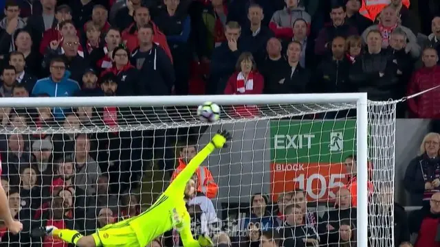 Penjaga gawang Manchester United, David De Gea menunjukkan aksi kerennya dengan menepis tendangan roket Philippe Coutinho.