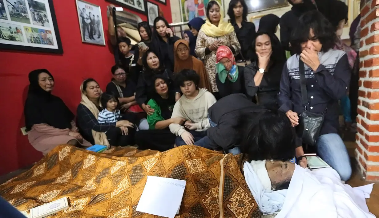 Meski sudah berjuang untuk sembuh, namun ternyata Tuhan berkehendak lain. Yon Koeswoyo harus hembuskan napas terakhir di usia 77 tahun. (Bambang E.Ros/Bintang.com)