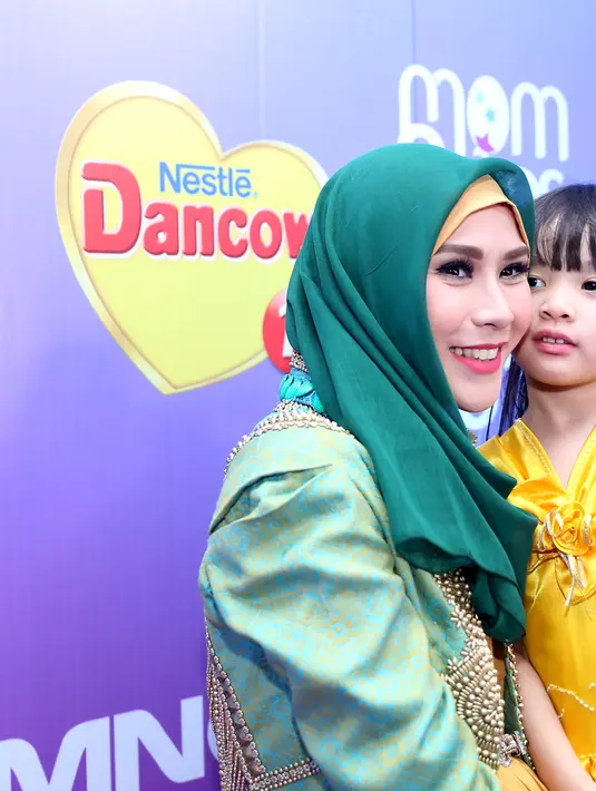 Kehadiran anak ketiganya ini di sambut senang bagi anak pertamanya, Sybilla. Dan yang satunya merasa cemburu dengan kehadiran adiknya karena takut kasih sayang mamanya terbagi. (Andy Masela/Bintang.com)