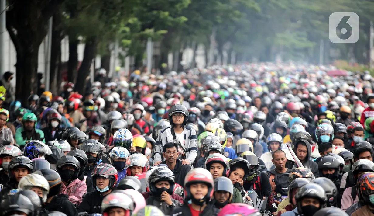 <p>Pemudik bersepeda motor antre untuk memasuki Pelabuhan Merak di Banten, Sabtu (30/4/2022). Pelabuhan Merak dipadati puluhan ribu pemudik berkendaraan roda yang akan menyebrang ke pulau Sumatra. (Liputan6.com/Angga Yuniar)</p>