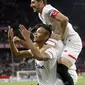 Ekspresi para pemain Sevilla merayakan gol Luis Muriel (bawah) saat melawan Barcelona pada laga La Liga Santander di Sanchez Pizjuan stadium, (31/3/2018). Barcelona bermain imbang 2-2 dengan Sevilla. (AP/Miguel Morenatti)