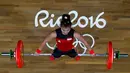 Lifter putri Indonesia, Sri Wahyuni Agustiani saat tampil di kelas 48 kilogram pada Olimpiade 2016, Brasil, Minggu (7/8). Sri menyumbang medali perak untuk Indonesia setelah sukses mengangkat beban dengan total 192 kilogram. (REUTERS)