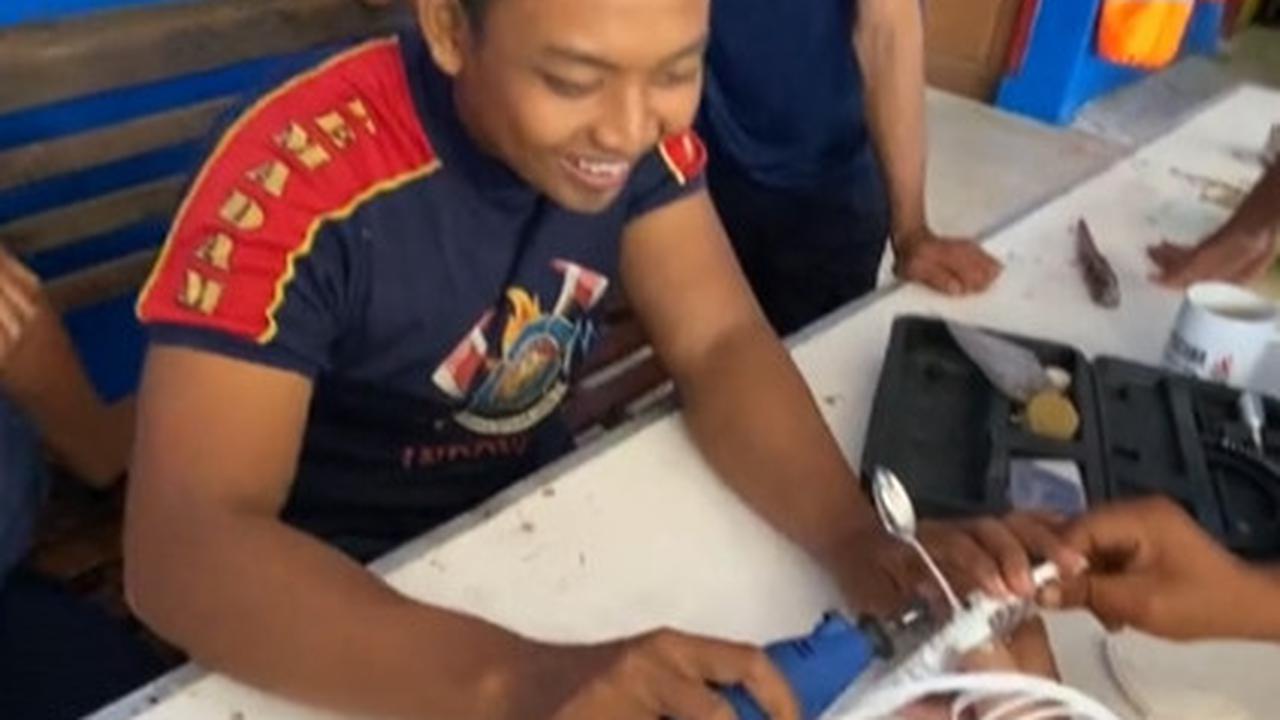 Panik Jarinya Tak Bisa Keluar dari Tutup Kipas Angin, Momen Pria Datangi Damkar Minta Bantuan Ini Curi Perhatian