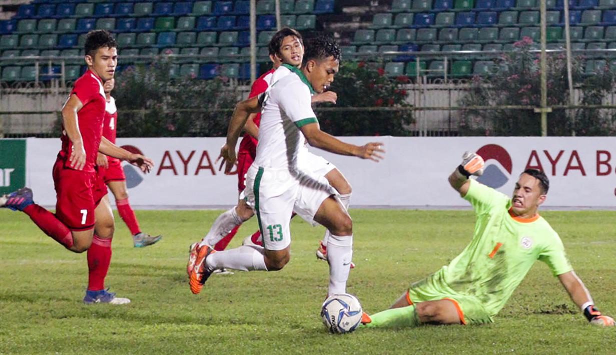 Bek Timnas Indonesia U-19, Rahmat Irianto, berusaha melewati kiper Filipina U-19, Quincy Kammeraad, pada laga Piala AFF U-18 di Stadion Thuwunna, Myanmar, Kamis (7/9/2017). Indonesia menang 9-0 atas Filipina. (Liputan6.com/Yoppy Renato)