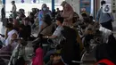 Penumpang menunggu keberangkatan di Terminal Terpadu Pulogebang, Jakarta, Kamis (23/5/2024). (Liputan6.com/Herman Zakharia)