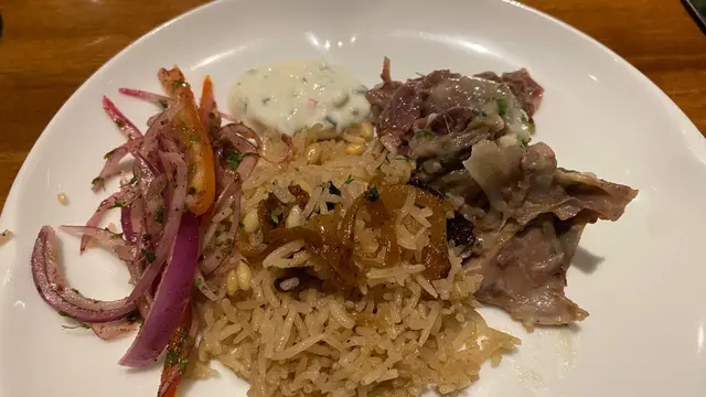 Mansaf Kharouf, hidangan tradisional Yordania berbahan dasar daging domba yang dimasak perlahan dengan bumbu khas Timur Tengah. (Dok. Liputan6.com/Teddy Tri Setio Berty)