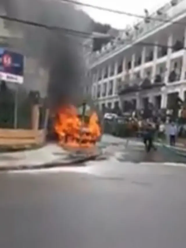 warga padamkan api dengan air tinja (foto: facebook Guyon Angkringan)
