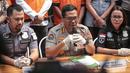 Kabid Humas Polda Metro Jaya Kombes Argo Yuwono (tengah) memberikan keterangan terkait kasus narkoba yang menjerat komedian Tri Retno Prayudati alias Nunung di Polda Metro Jaya, Jakarta, Senin (22/7/2019). Nunung dan suami July Jan Sambiran ditangkap karena kasus narkoba. (Liputan6.com/FaizalFanani)