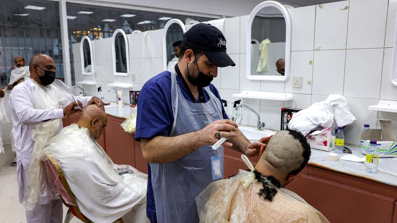 FOTO: Jemaah Haji Antri Potong Rambut di Barber Shop