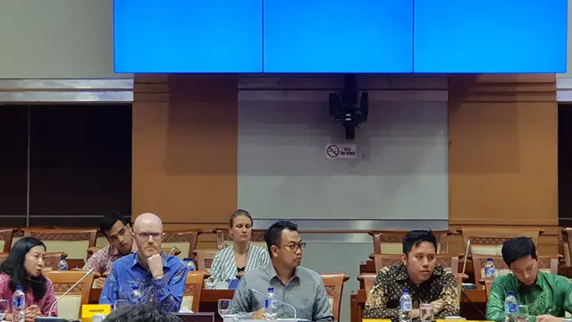 Vice President of Public Policy Facebook Asia Pacific Simon Milner dan Kepala Kebijakan Publik Facebook Indonesia Ruben Hattari di hadapan anggota Komisi I DPR RI. (Liputan6.com/ Agustin Setyo W).