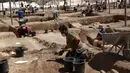 Para pekerja bekerja di sebuah situs arkeologi di Kota Yavne, Israel tengah, pada 25 Agustus 2020. Harta karun langka berupa 425 koin emas murni berumur sekitar 1.100 tahun ditemukan di Israel tengah, demikian disampaikan Otoritas Kepurbakalaan Israel pada Senin (24/8). (Xinhua/Gil Cohen Magen)