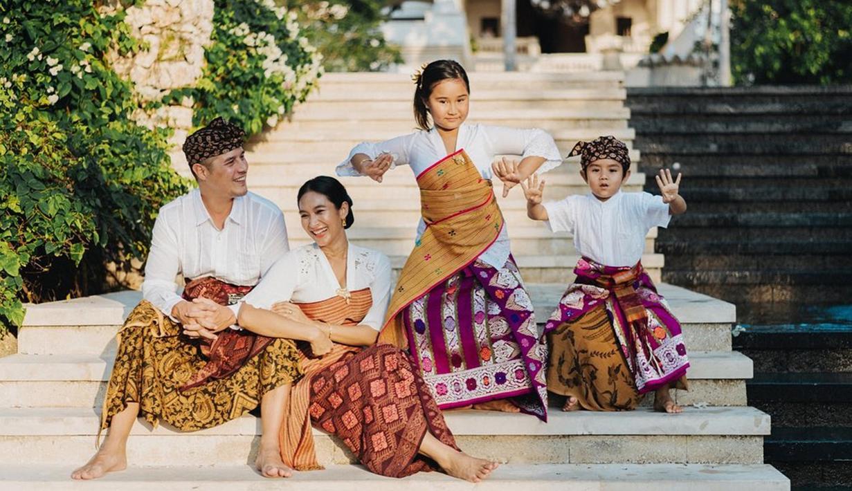 Pernikahan Happy Salma dengan pria berdarah Bali sudah berjalan selama 13 tahun. Merayakan hari spesial itu, mereka melakukan pemotretan bersama kedua anaknya. Dengan mengambil latar sebuah halaman bangunan yang estetik, dua buah hatinya berpose dengan gerakan ikonik penari Bali. (Liputan6.com/IG/@happysalma)