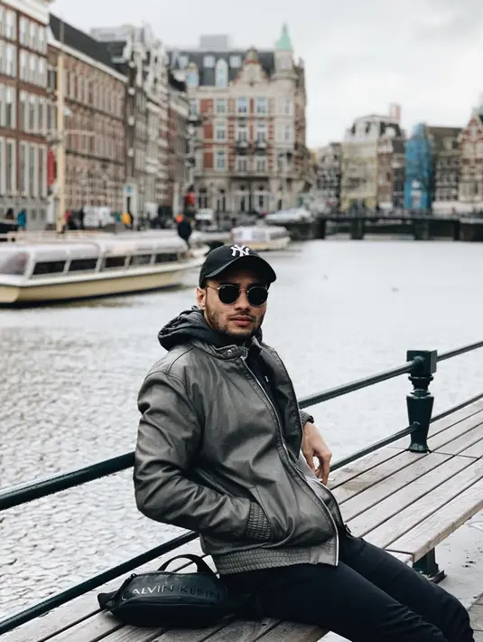 Tak hanya menikmati wisata Indonesia, Refal Hady juga berlibur ke luar negeri. Ketika liburan ke luar negeri, penampilan aktor sekaligus model itu menyesuaikan dengan musim negara yang ia kunjungi. (Liputan6.com/IG/@refalhady)
