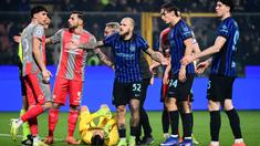 Pemain Inter Milan tampak marah pada suporter saat insiden kiper Cremonese, Emil Audero, yang terkena petasan pada laga pekan ke-23 Liga Italia 2025/2026 di Stadion Giovanni Zini, Cremona, Minggu (1/2/2026). (AFP/Piero Cruciatti)