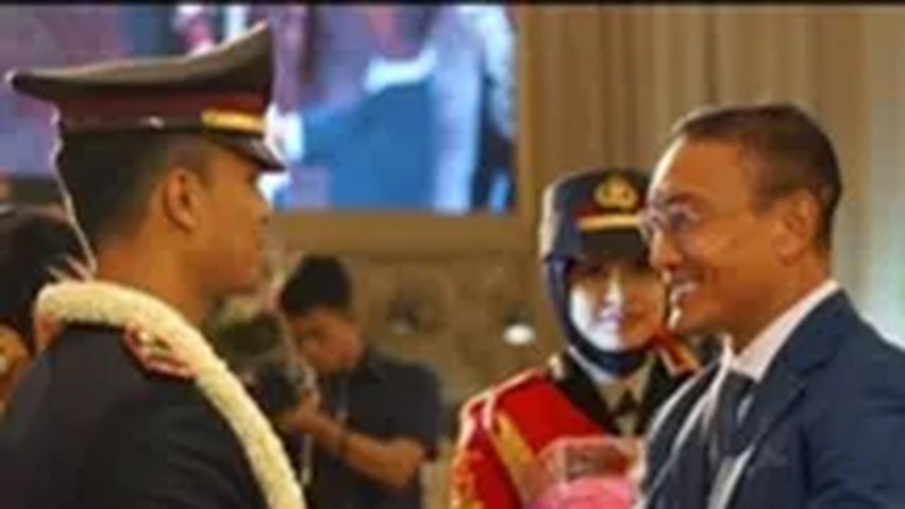 Melansir dari Instagram @m.sabilul_alif, Senin (27/11) Brigjen Sabilul mengunggah potret dirinya saat memimpin pedang pora.