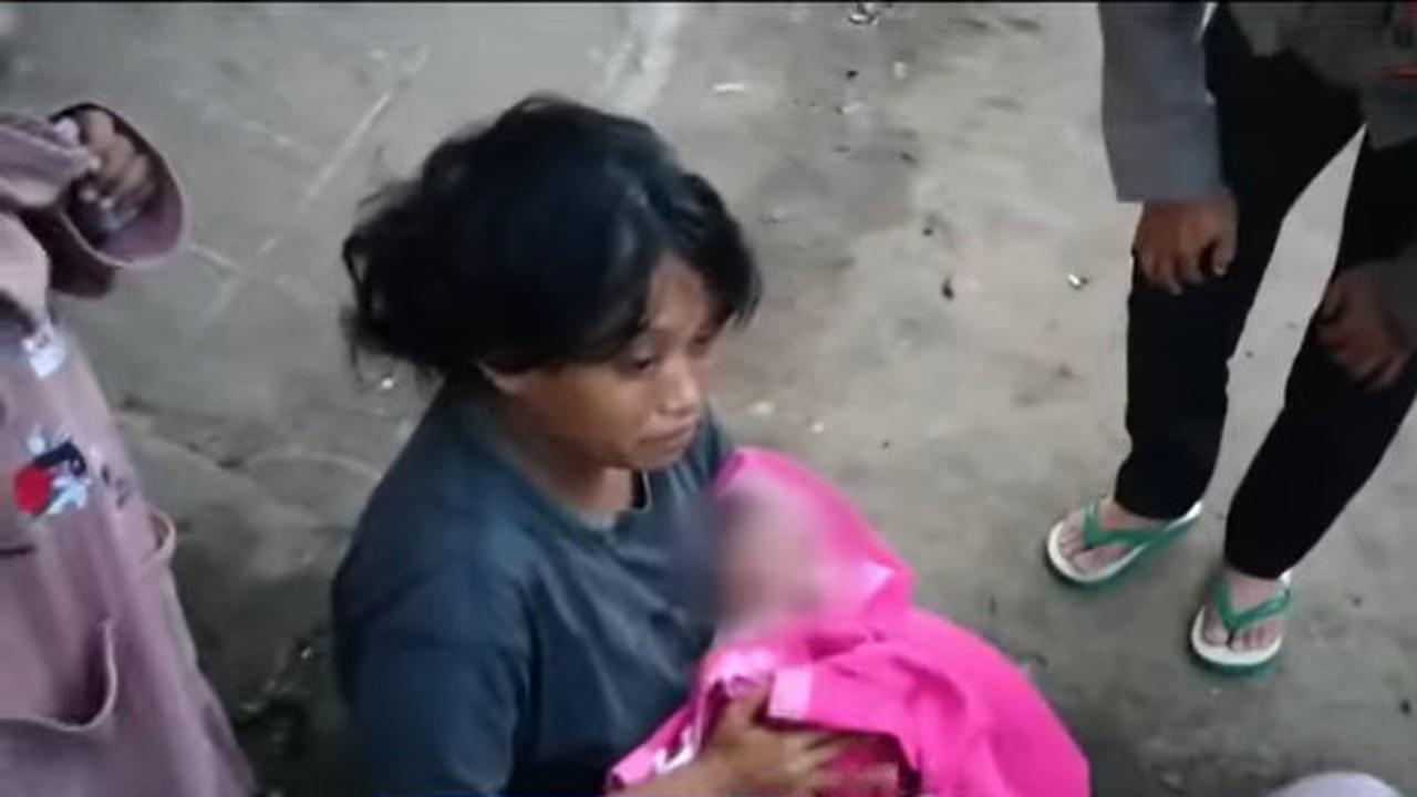 Momen Mendebarkan Seorang Ibu Melahirkan di Pinggir Jalan Sambil Menunggu Angkot