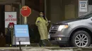 Seorang petugas kesehatan The Hospital for Sick Children di Toronto, Ontario, bertugas di pusat pengujian Covid-19 drive-thru, Rabu (5/1/2022). Salah satu provinsi di Kanada itu memberlakukan pembatasan baru mulai hari ini untuk memperlambat penyebaran Covid-19 varian Omicron. (Geoff Robins/AFP)