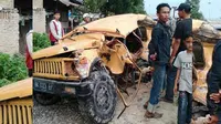 Mobil Suzuki Jimny yang ringsek akibat tabrakan dengan kereta api di Deli Serdang, Sumatera Utara. (Liputan6.com/Reza Perdana)