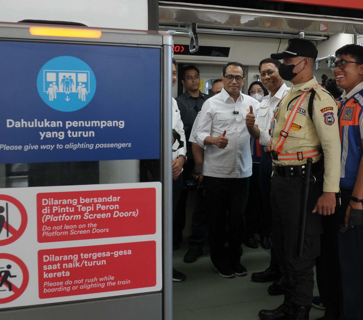 Mereka akan membahas penetapan tarif LRT Jabodebek yang diatur dalam Peraturan Menteri Perhubungan. Untuk tarif termurah LRT Jabodebek rencanakan akan ditetapkan sebesar Rp5 ribu. Semetara tarif terjauh dari Stasiun Harjamukti Cibubur sampai Stasiun Jatim