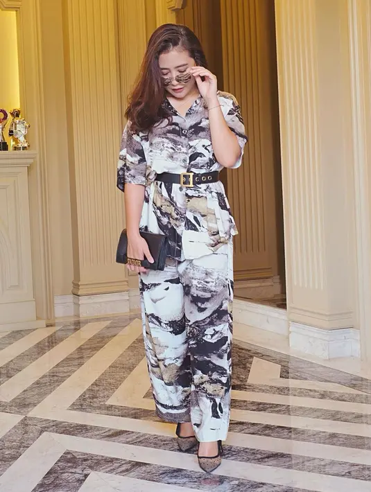 Piyama ala fashion influencer, tambahkan belt, clutch, dan heels (Foto: Instagram @prillylatuconsina96)